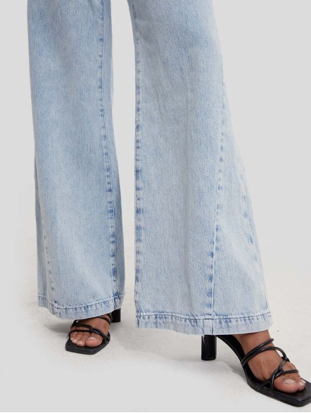 Wide-leg Light Washed Jeans Wide-leg Light Washed Jeans